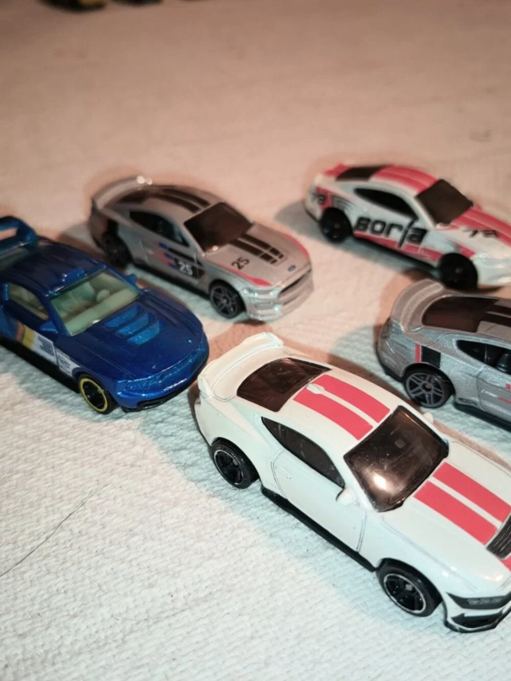 Hot Wheels Ford Mustang 5-Car Diecast Lot – Shelby GT350R & Race Cars